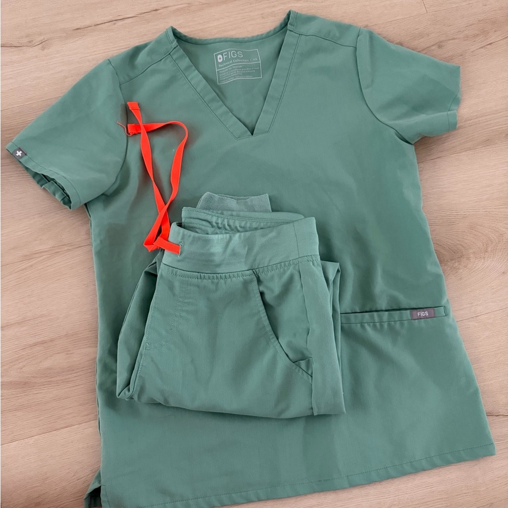 Figs Hunter Green Scrub Ensemble